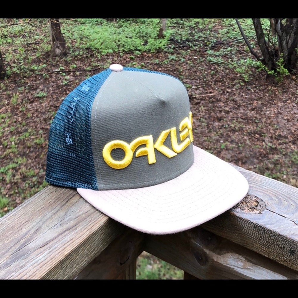 Oakley Snapback Hat! Dark Green Yellow Great look!